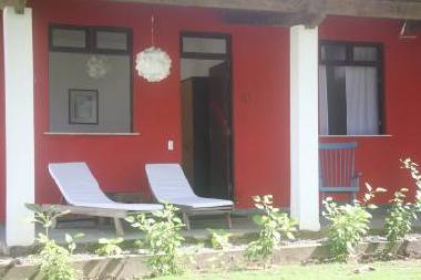 Blick vom Meer auf die Terasse und den Eingang