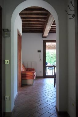 kleiner Dielenbereich mit Blick in die Wohnk�che, Sofa-Ecke