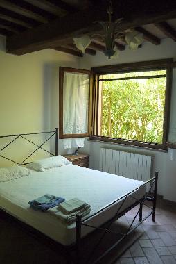 Schlafzimmer mit Doppelbett