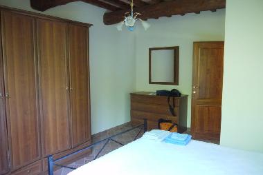 die weitere Ausstattung des Schlafzimmers mit Doppelbett