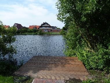 Bllick vom Garten auf See mit Steg