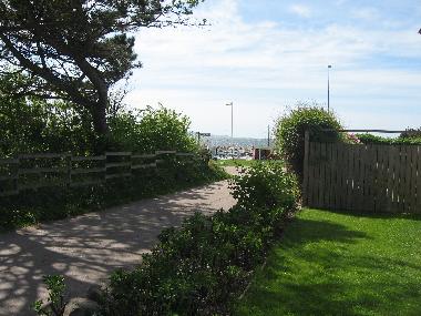 Blick zum Hafen hinunter vom Grundst�ck aus gesehen