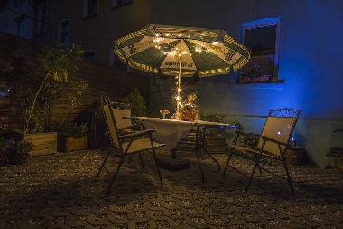 Sitzgruppe mit Grill Abends