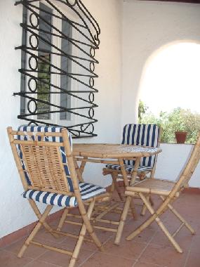 �berdachte Veranda vor dem Wohnzimmer