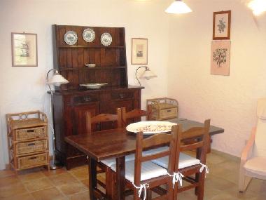 Wohnzimmer mit Anrichte f�r Besteck und Esstisch