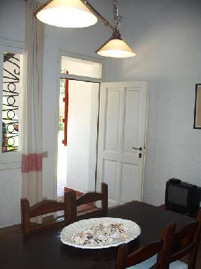 Blick vom Esszimmertisch auf Hauseingang