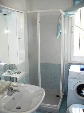 Bad mit Dusche (ein Innenbad und ein Au�enbad - zus�tzlich Au�endusche ist vorhanden)