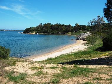 Privatstrand, rechts nach dem Felsen ebenfalls Strand