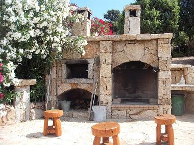 Grill und Pizzaofen - zwischen Veranda und Pool gelegen