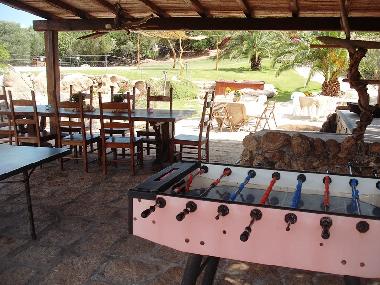 berdachte Palafitta mit Tisch, Tischfuball und Tischtennisplatte