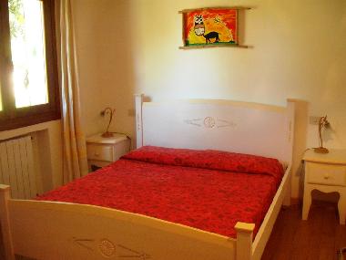 Schlafzimmer 2 (wie alle klimatisiert), teilt sich ein Bad mit Schlafzimmer 3 (2 Einzelbetten) im No