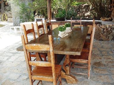 Tisch an der berdachten Htte