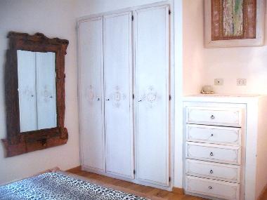 gemauerte Schrankwand des Schlafzimmer 1, dahinter Bad 