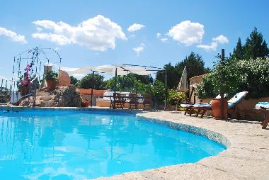 Pool mit Sonnenliegen