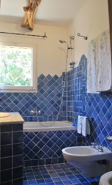 Badezimmer mit Duschwanne