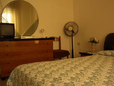 Doppelbettschlafzimmer mit Sat-Tv