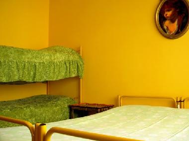 Doppelbettschlafzimmer mit Etagenbett und Kinderbett