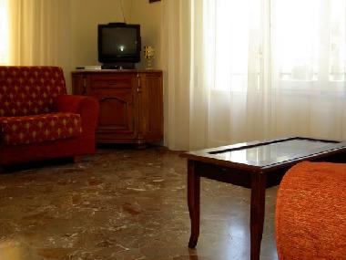 Wohnzimmer mit Sat-tv und zugang zum Balcon