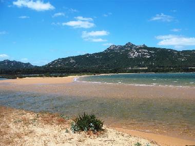 �ffentlicher Strand in Richtung Cannigione am Ende des Golfo di Arzachena 