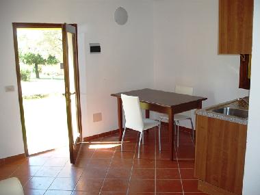 K�chentisch in der Casa Stefania, links Ausgang zum Garten