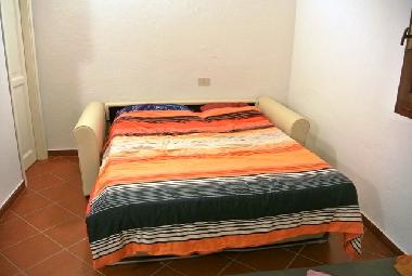 Schlafcouch ausgezogen und bezogen