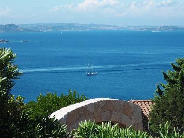 Blick auf Segelboot, dahinter Insel Maddalena im Golfo di Arzachena