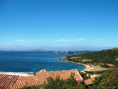 Blick von der Terrasse, rechts Strand von Ea Bianca - links der Blick auf die Maddalena und Caprera