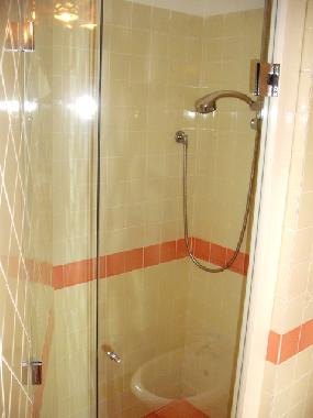 Bad mit Dusche zum Doppelzimmer