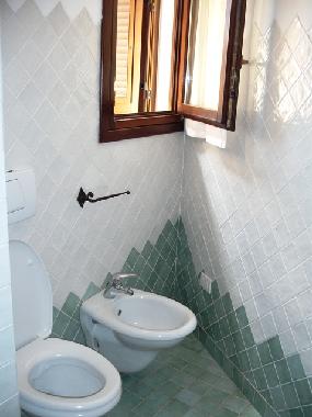 Toilette und Bidet im G�stebad