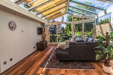 Gemtlicher Wintergarten mit Couch