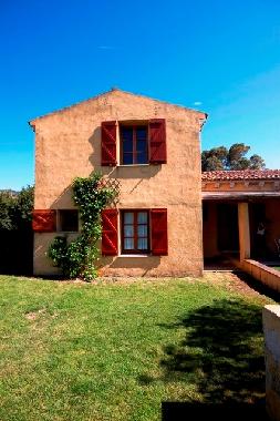 Frontansicht der 2 Schlafzimmerfenster auf der Westseite, rechts Zugang zur Hauptt�r