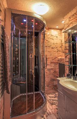 Eines der hochmodernen Badezimmer