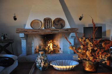Wohnzimmerkamin mit Kapit�lchen aus Granit und eingebautem Wacholderstamm. Alle G�ste bekommen von u