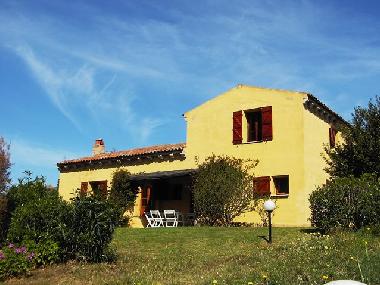 Hausansicht mit Rasen und �berdachter Veranda, oben Schlafzimmerfenster
