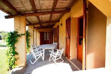 Veranda Westseite, links davon gemauerter Grill