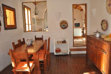 K�chentisch - rechts Zugang zum Wohnzimmer, links Durchreiche zum kleinen Wohnzimmertisch 