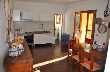 Blick auf die K�che und Mobiliar, rechts Ausgang zur �berdachten Veranda Ostseite - Morgensonne