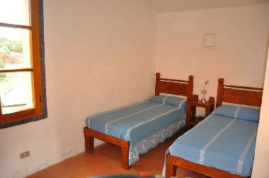 Schlafzimmer mit 2 Einzelbetten im 1. Stock - teilt sich Bad mit Badewanne mit Schlafzimmer 1 