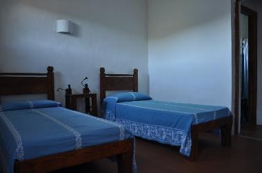 Schlafzimmer im Erdgeschoss, rechts Zugang zum Privatbad mit Dusche