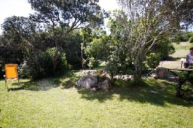 Gartenimpressionen - rechts befindet sich ein gemauerter Grill