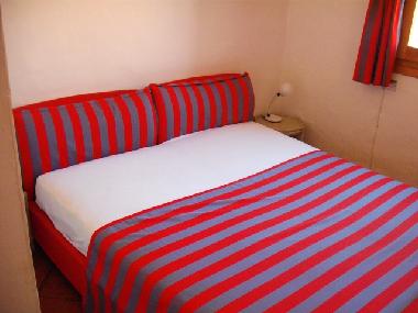 Doppelzimmer im rechten Hausflgel, teilt sich Bad mit DZ und 2 Einzelbetten