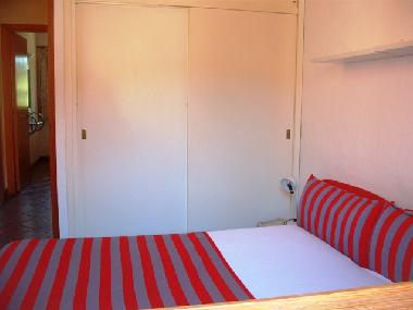 Schlafzimmer mit Schrank, links Flur zum Bad
