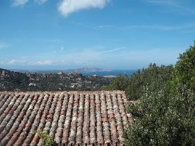 Unser Hausdach mit original sardischen Dachziegel inmitten der Vegetation...vorne Meerblick