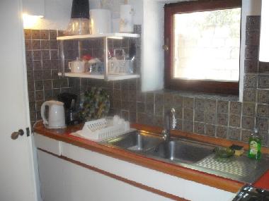 Blicke auf die K�che, dahinter Durchreiche zur Esszimmerstube