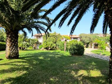 Frontansicht S�dseite des Hauses mit Garten und Palmen