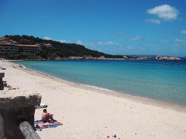 Meeransicht des Hauptstrandes von Baja Sardinia