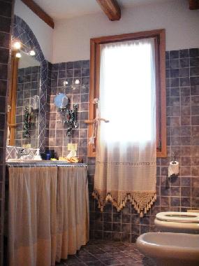 Bad mit Dusche im 1. Stock