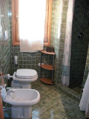 2. Bad im 1. Stock (mit Dusche) 