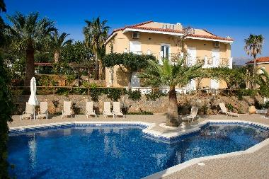 Blick auf den Swimmingpool und eines der Apartmenth�user