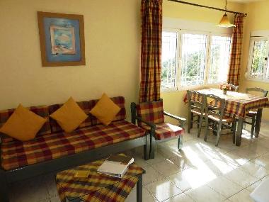 Sitzecke und Essgruppe des freistehende Ferienh�uschens